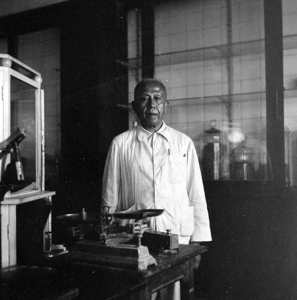 Indonesische man in witte kleding poseert in laboratorium of apotheek, Bestanddeelnr 8087