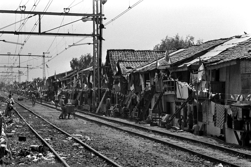 Indonesie, Djakarta, mensen wonen op en langs spoorrails, Bestanddeelnr 924-8439