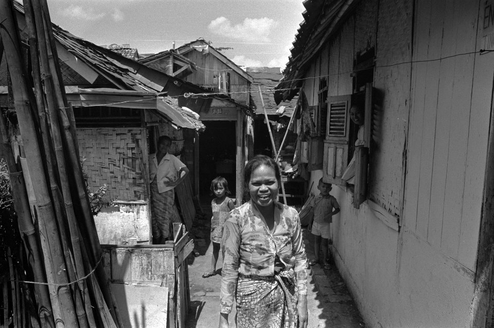 Indonesie, Djakarta, oude huisjes met mensen, Bestanddeelnr 924-8361