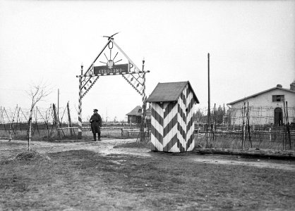 Ingang van de Poolse grenspost bij Stoubcy, Bestanddeelnr 190-1168 photo