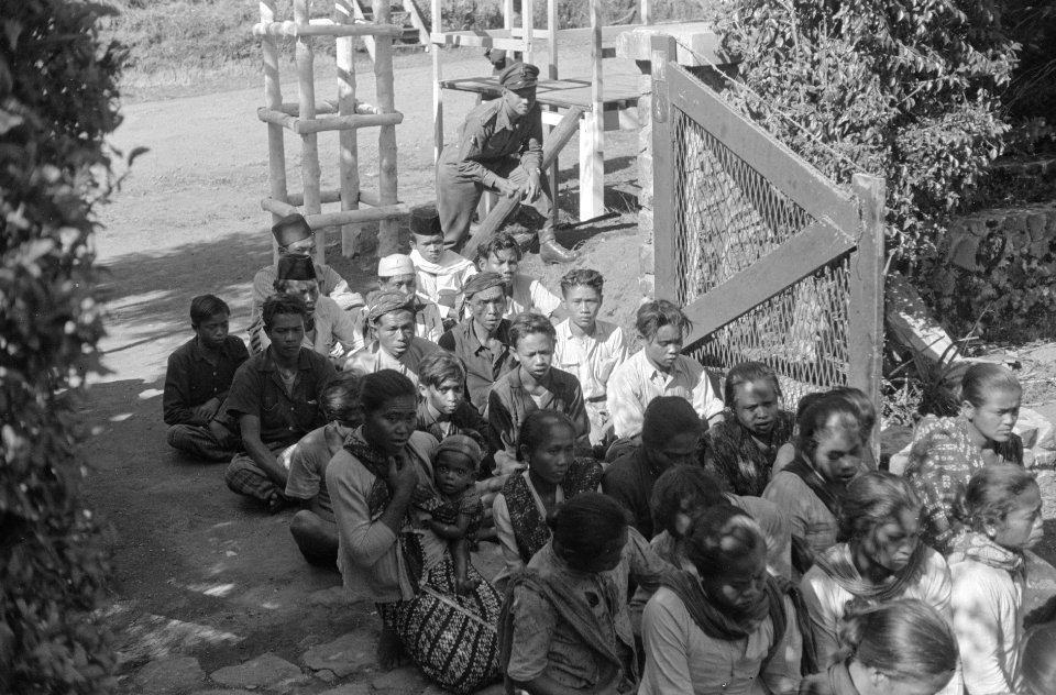 Indonesiërs bij het gebouw van de Distributie onderdistr. Getasan Kopeng. In de , Bestanddeelnr 1014