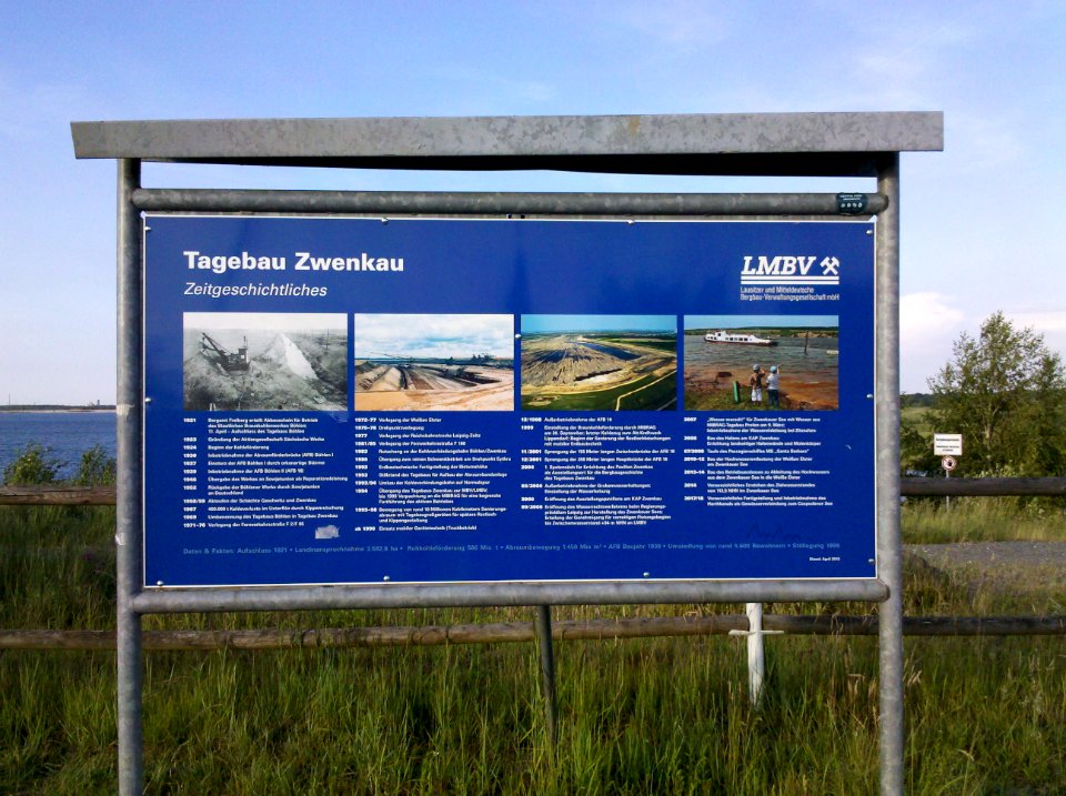 Informationstafel über den Tagebau Zwenkau zur Zeitgeschichte im Juni 2016