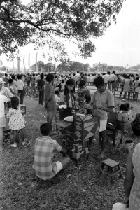 Indonesie, Djakarta, mensen met koopwaar op straat, Bestanddeelnr 924-8353