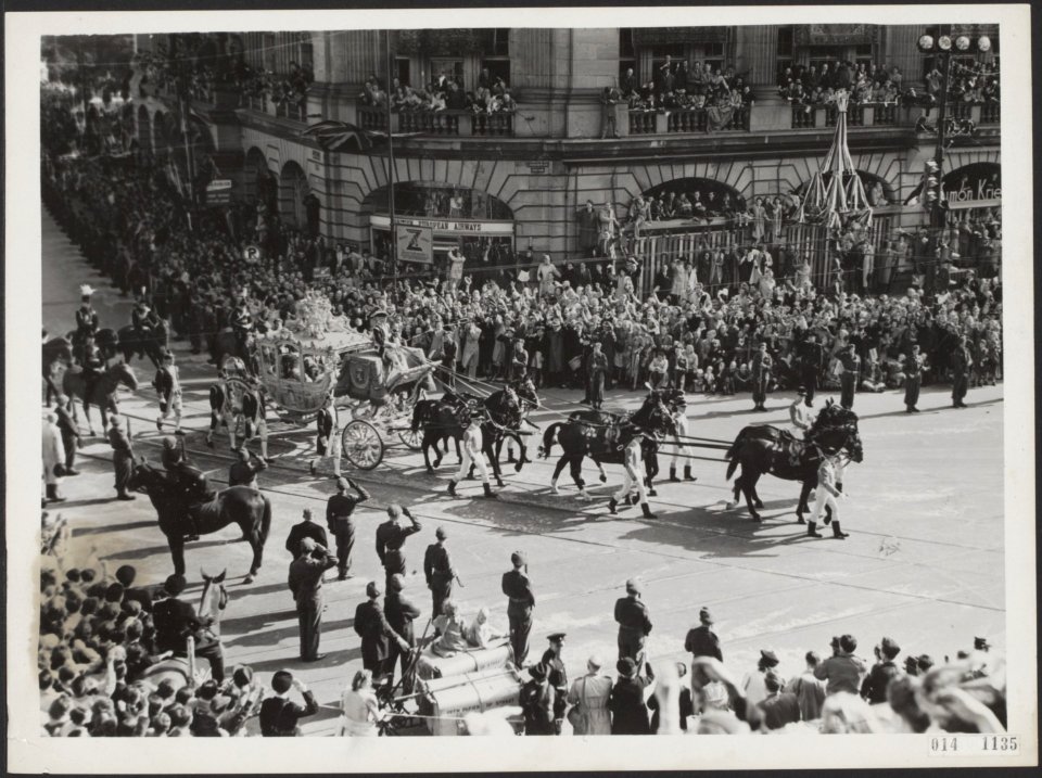 Inhuldiging koningin Juliana. Rijtoer door Amsterdam. Gouden Koets op het Leidse, Bestanddeelnr 014-1135