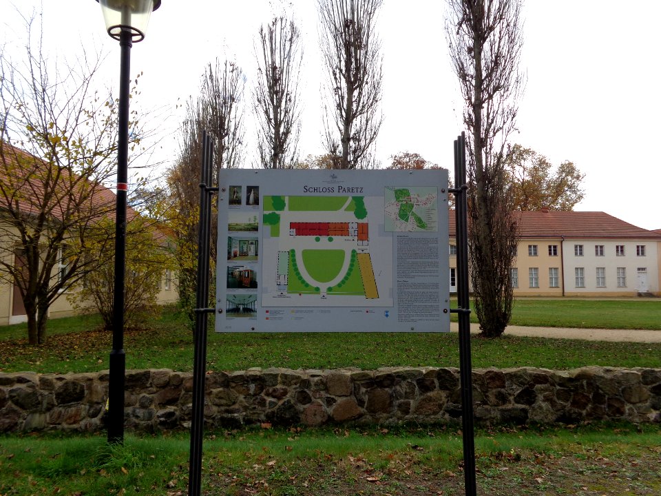 Informationstafel vor Schloss Paretz