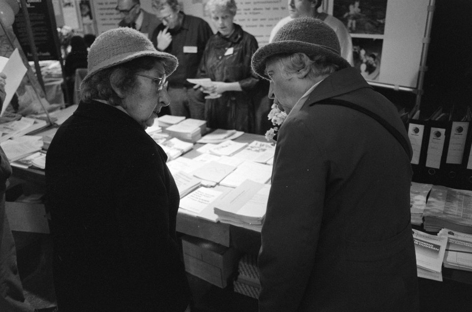 Informatiemarkt voor ouderen in Nieuwe Kerk te Amsterdam, Bestanddeelnr 934-0937