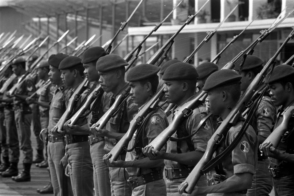 Indonesie, Djakarta, militairen tijdens repetitie van aankomstceremonie koningin, Bestanddeelnr 924-8608