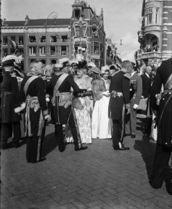 Inhuldiging koningin Juliana. Rijtoer met de Gouden Koets door Amsterdam. De bui, Bestanddeelnr 900-0184 photo