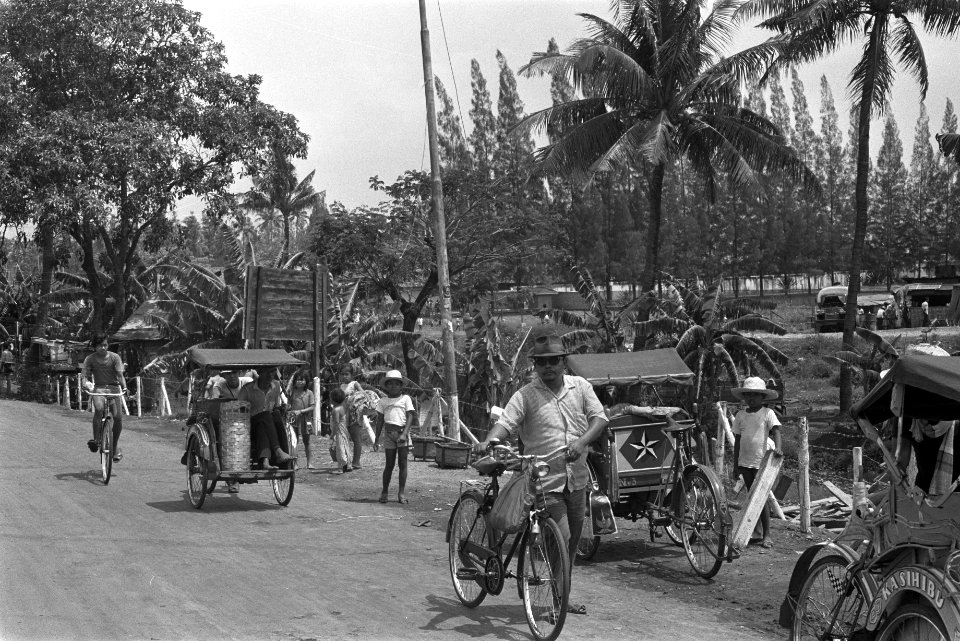 Indonesie, Djakarta, kampong met mensen, Bestanddeelnr 924-8605