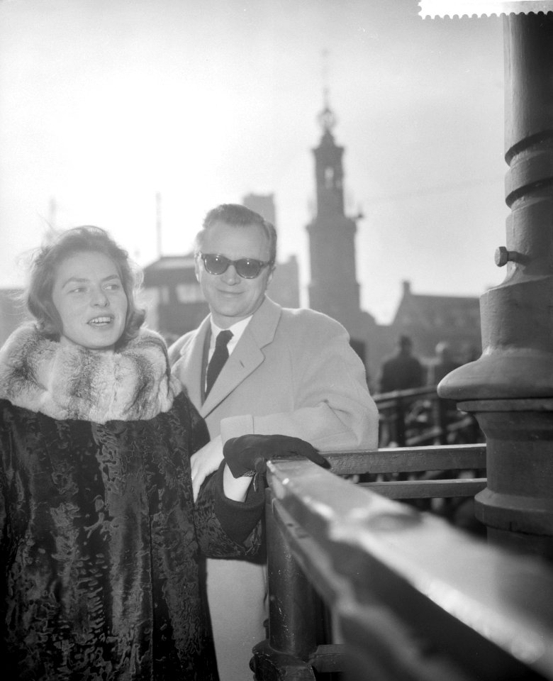 Ingrid Bergman en haar man Lars Schmidt in Amsterdam Op de achtergrond de Muntt, Bestanddeelnr 910-9938