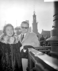Ingrid Bergman en haar man Lars Schmidt in Amsterdam Op de achtergrond de Muntt, Bestanddeelnr 910-9938