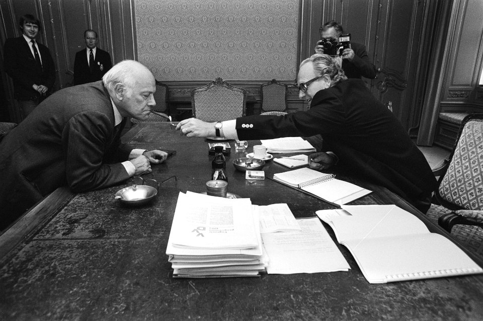 Informateur Van Kemenade geeft Den Uyl (l) (PvdA) een vuurtje, Bestanddeelnr 932-3243