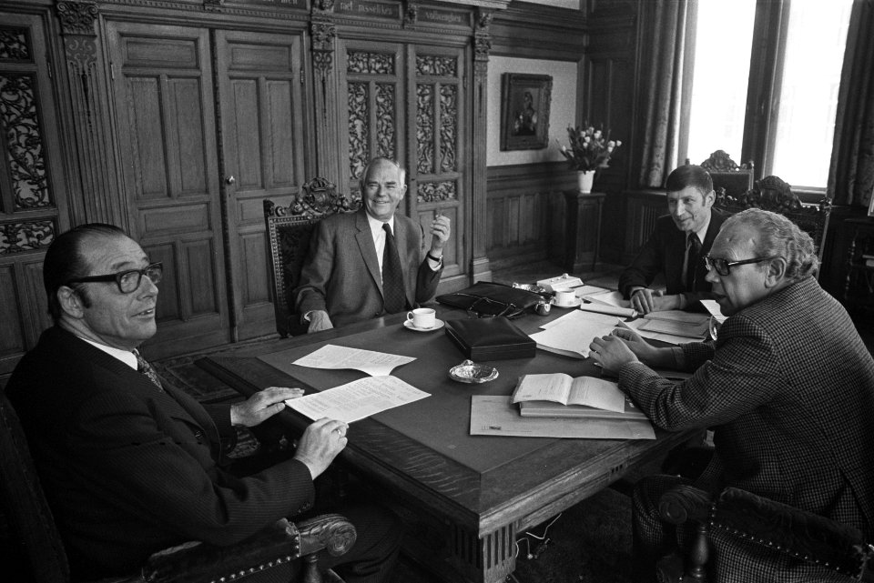 Informateurs prof dr Albeda (r) en Minister Van Agt (tweede van rechts) overle, Bestanddeelnr 926-3561