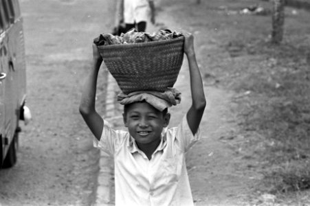 Indonesie, Djakarta, nr 20a, jongen met mand, nr 21a lachende kinderen, Bestanddeelnr 924-8460