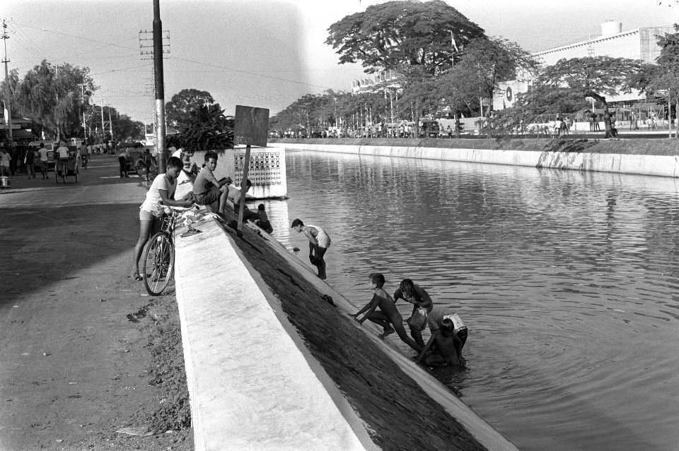 Indonesie, Djakarta, kinderen baden in de rivier, Bestanddeelnr 924-8341