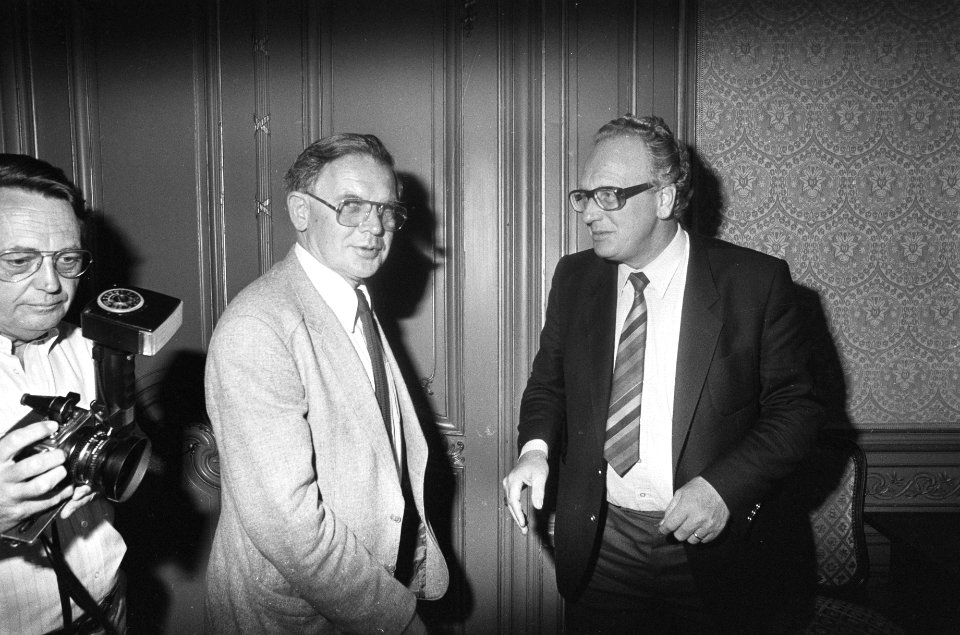 Informateur Van Kemenade ontvangt prof. Schouten (l), Bestanddeelnr 932-3296