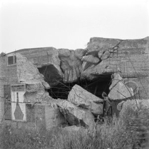 Ingestorte bunker Camouflage is nog zichtbaar, Bestanddeelnr 900-5493