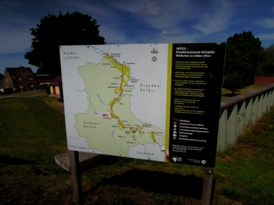 Infotafel Biosphärenreservat Mittelelbe am Dammweg in Pratau im August 2020