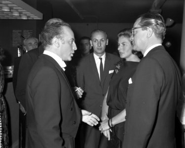 Ingrid Bergmann bezoekt voorstelling My fair Lady . Wim Sonneveld en Ingrid Be, Bestanddeelnr 912-2258