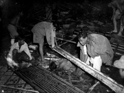 Ingestorte barak aan de Bidara Tjina, een straat in Batavia. Een balk wordt van…, Bestanddeelnr 10582
