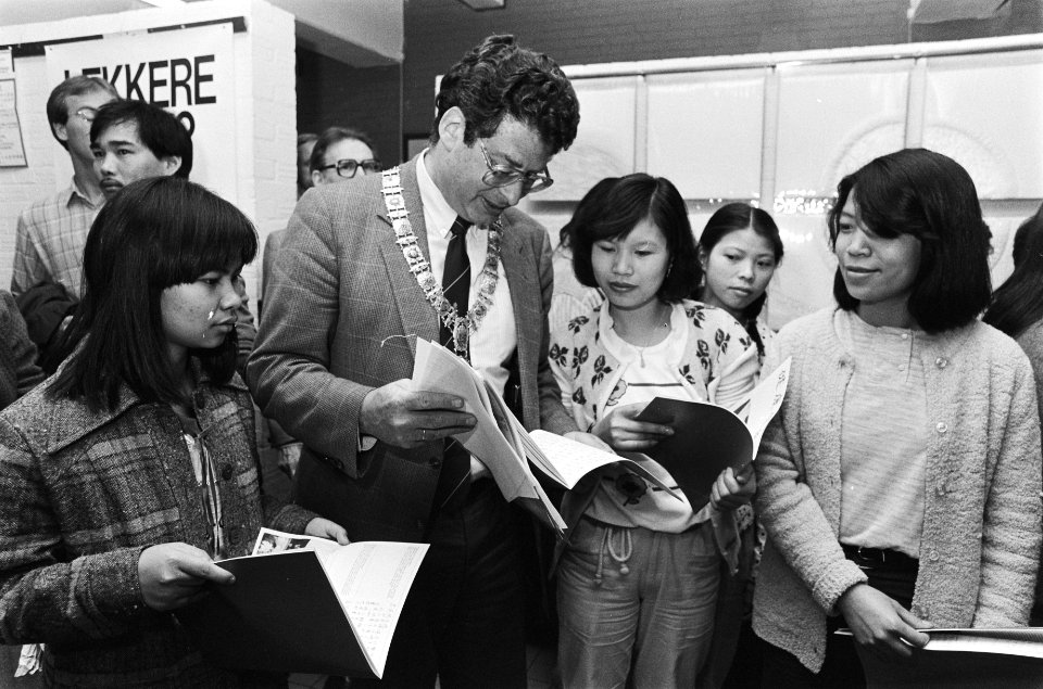 Informatiedag voor Chinezen in Amsterdam burgemeester Van Thijn bekijkt infobla, Bestanddeelnr 932-9821