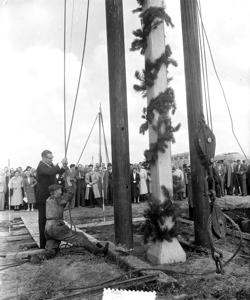 Inheien van eerste paal Geuzenveld door Minister Witte, Bestanddeelnr 905-9130 photo