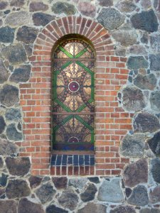 Kirche Klebitz -Apsis-Bleiglasfenster im Nordosten mit natürlicher Hintergrundbeleuchtung im oberen Segment- Anfang Oktober 2020