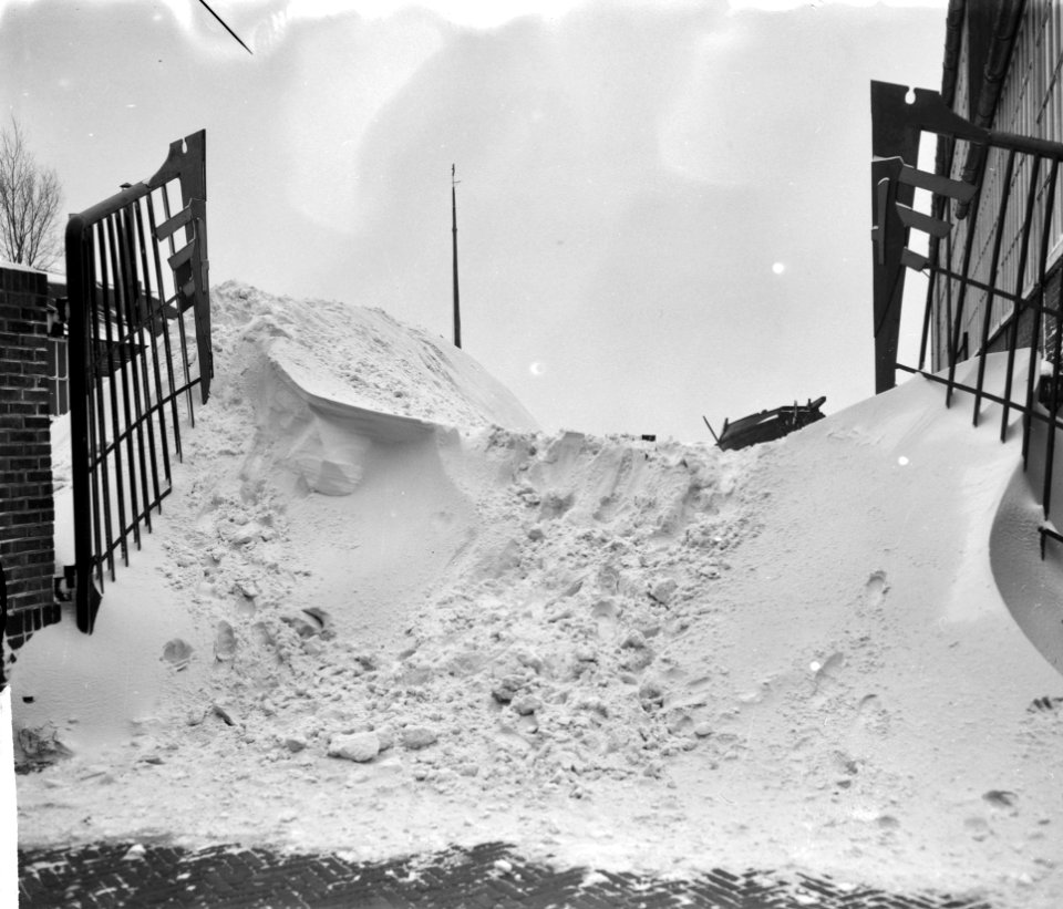 Ingesneeuwd Monnikendam, de ingang van het huis verspert door de sneeuw, Bestanddeelnr 914-6704