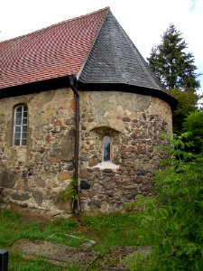 Kirche Reinsdorf -Ostschluss bzw halbrunde Apsis von Süd- August 2020