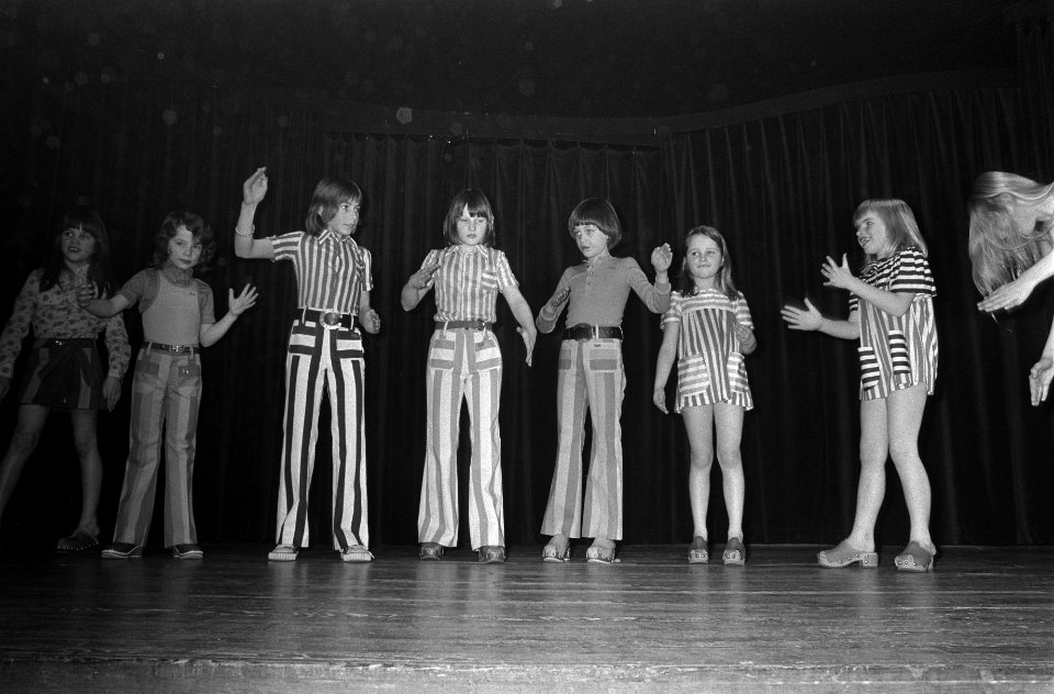 Kindermode van Barbara Farber , mime-kunstenaar Rob van Reijn begeleidt de jeugd, Bestanddeelnr 926-2217