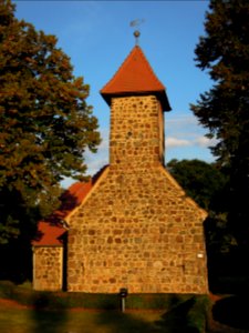 Kirche Kerzendorf -Westansicht hochkant mit Pfad zum Hauptportal und Wetterfahne- Ende September 2020