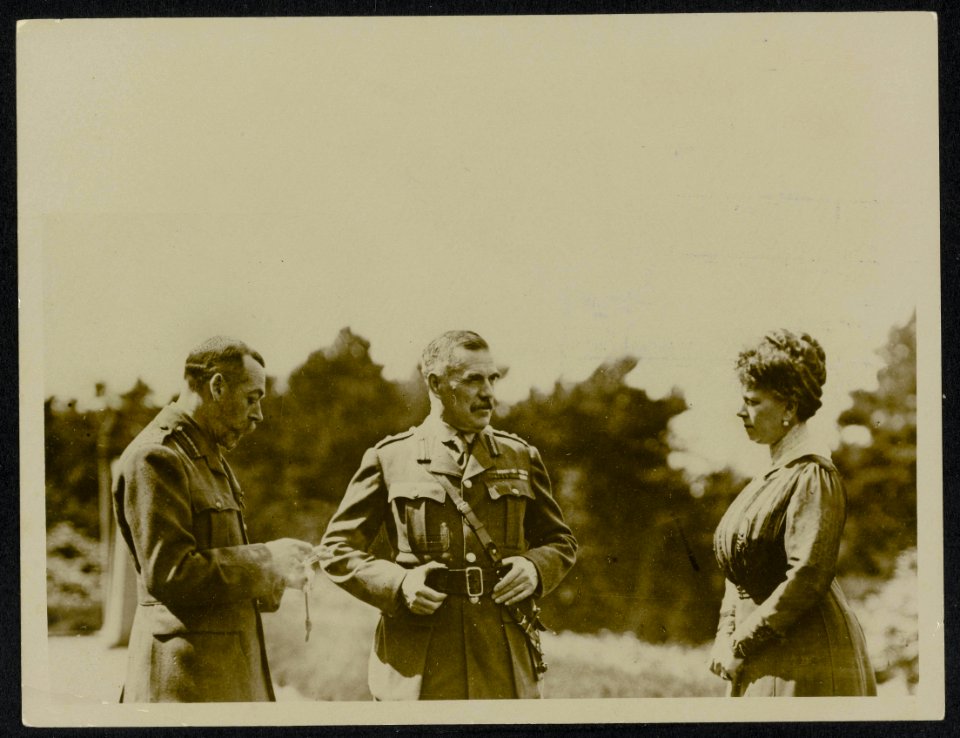 KIng and Queen with Sir William Robertson, chief of the British Imperial Staff, Bestanddeelnr 158-0802