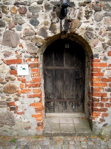 Kirche Jahmo -Westseite Hauptportal mit Beleuchtung- im August 2020