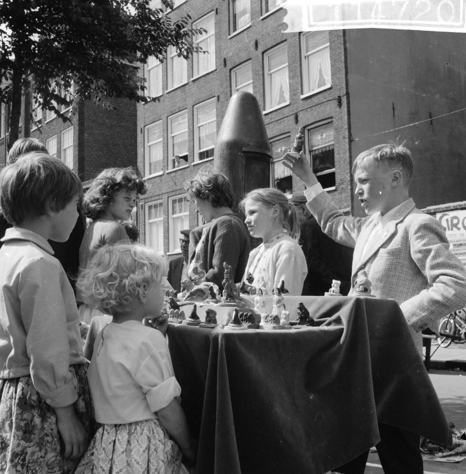 Kindermarkt in de Jordaan, standwerker met beeldjes, Bestanddeelnr 911-4720