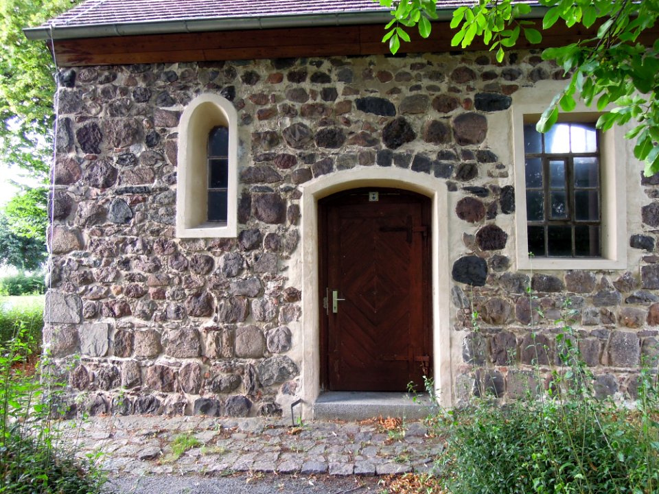 Kirche Kerzendorf -Südseitiges Hauptportal unterhalb des Turms- im August 2020