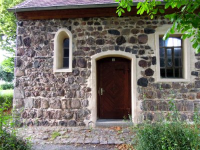 Kirche Kerzendorf -Südseitiges Hauptportal unterhalb des Turms- im August 2020