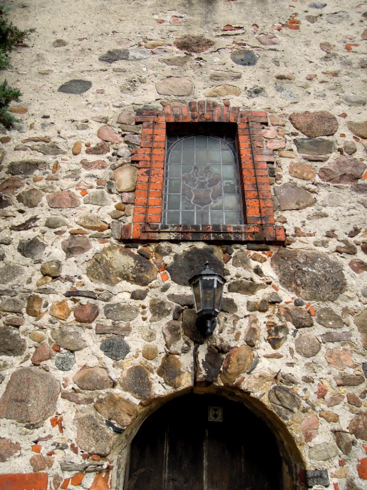 Kirche Jahmo -Westseite Fenster und Hauptportal- im August 2020