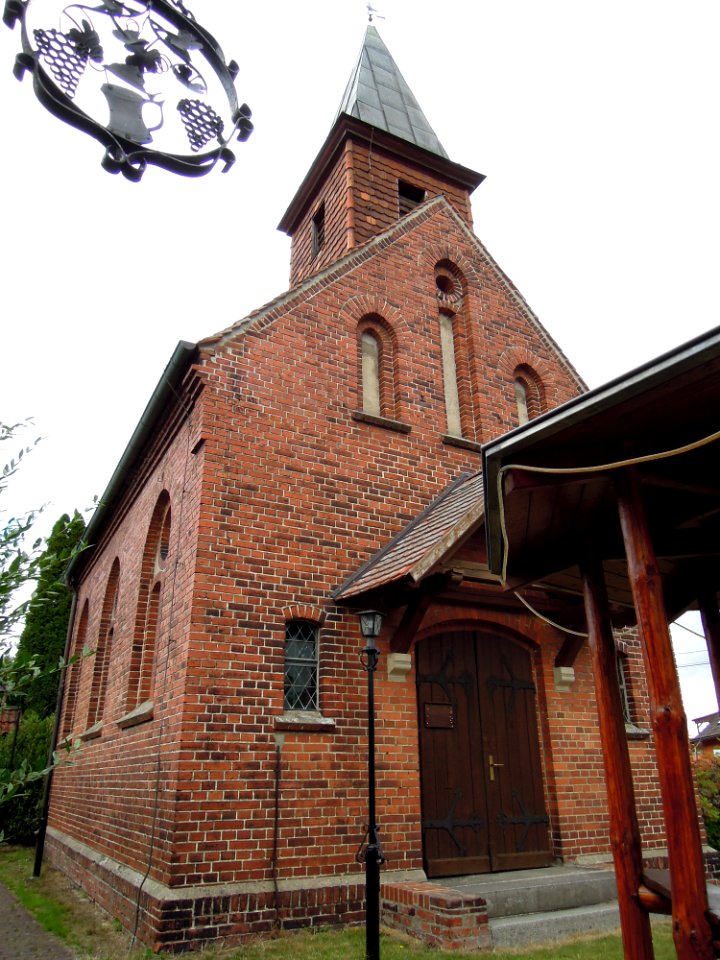 Kirche Köpnick -Südwestansicht Nah Hochkant- im August 2020