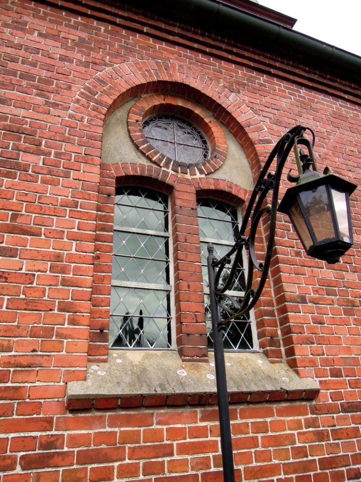 Kirche Köpnick -Westfassade turmseitiges Saallicht- im August 2020