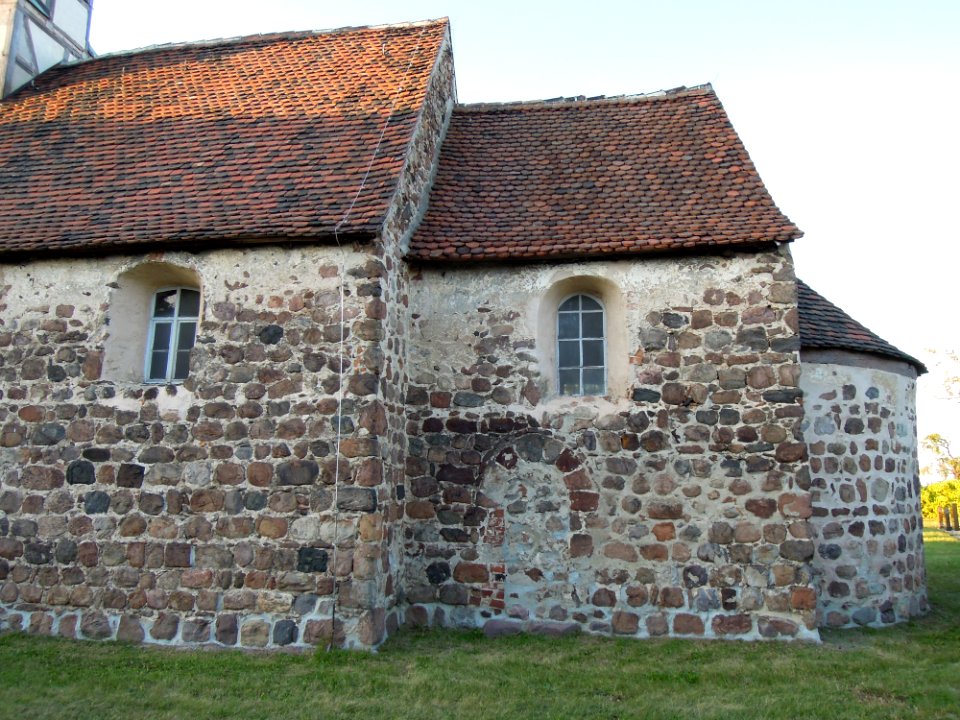 Kirche Weddin -Südansicht des eingezogenen Chores mit zugemauertem Portal- im September 2020