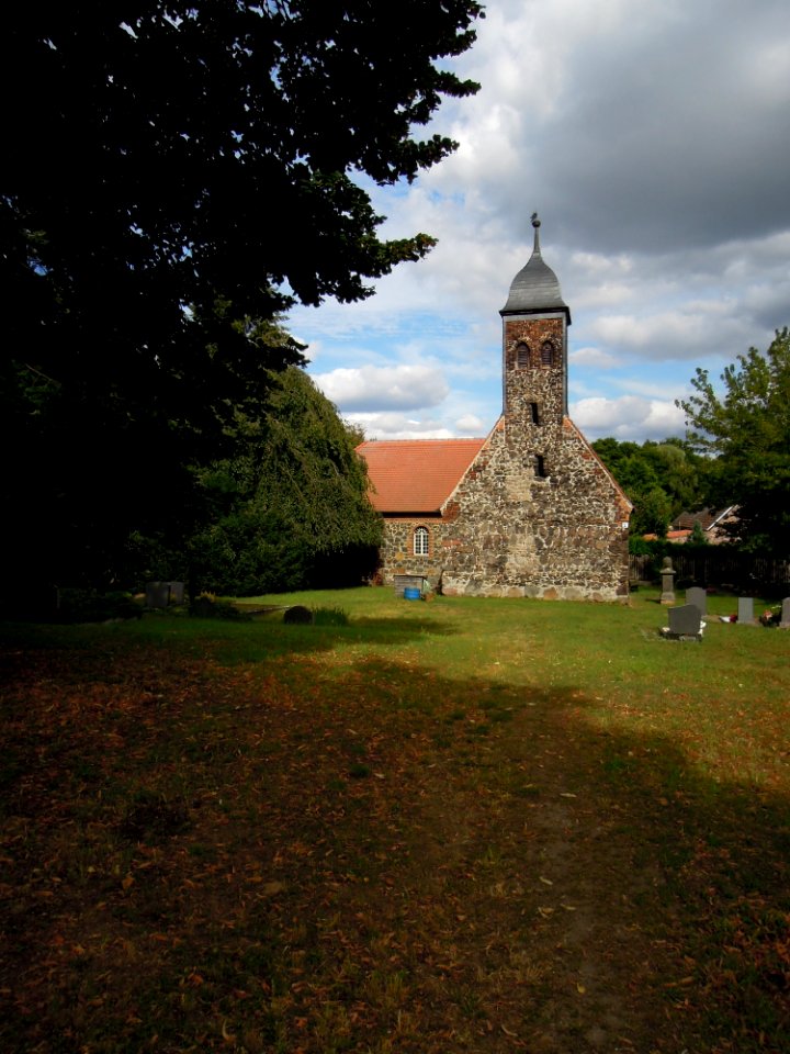 Kirche Reinsdorf -Westansicht fern hochkant- August 2020