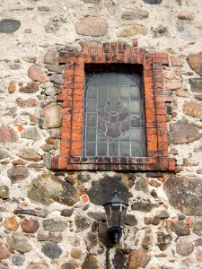 Kirche Jahmo -Westseite Fenster oberhalb Hauptportal- im August 2020a