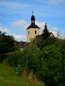 Kirche in Naundorf bei Seyda -Fernansicht Hochkant- im August 2020
