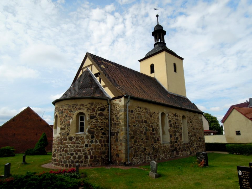 Kirche in Naundorf bei Seyda -Dreiviertelsicht aus Nordost- im August 2020a