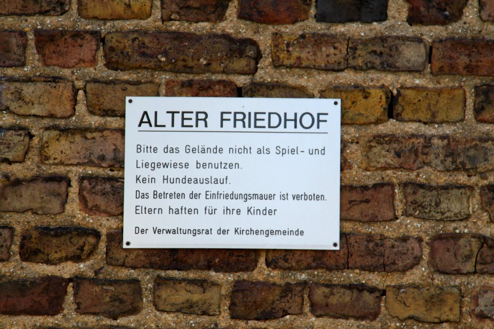 Kirche St. Walburga in Gelsdorf, Gemeinde Grafschaft, Hinweisschild