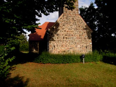 Kirche Kerzendorf -Westansicht mit Nebenportal im Anbau- im August 2020