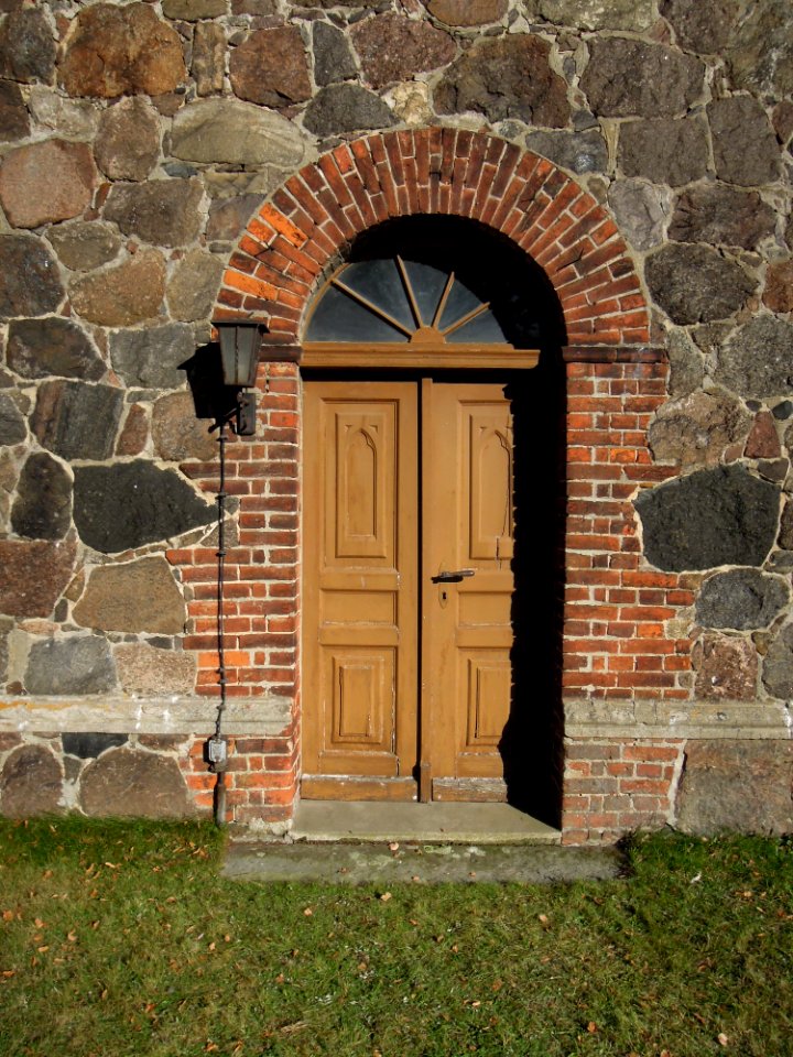 Kirche Klebitz -Hauptportal im Detail- Anfang Oktober 2020