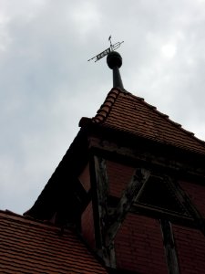 Kirche Jahmo -Wetterfahne und Kirchturm im Detail- im August 2020