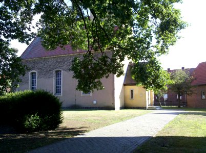 Kirche Selbitz -Garten mit Zuwegung- im Juli 2020