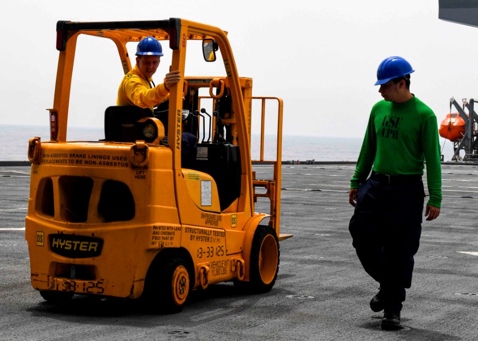 USS Hershel "Woody" Williams (ESB 4) conducts forklift tra…